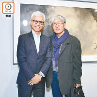 康文署副署長吳志華（左）及已退休本地著名建築師兼水墨畫家馮永基對身後水墨畫甚感興趣。
