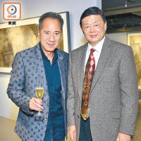 季豐軒畫廊董事馮戈（左）獲城大校董會主席胡曉明到場支持畫展開幕。