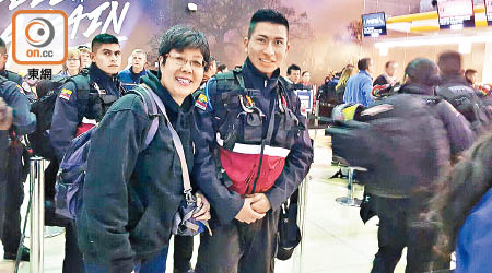 蔡素玉（左）喺機場遇到趕往災區救援嘅消防員。（受訪者提供圖片）