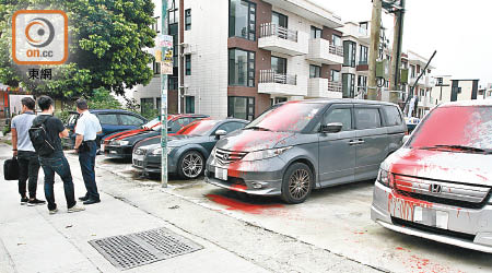 警方在四車被淋油刑毀現場調查。（黃君堡攝）