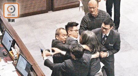 梁國雄因在上月財委會向主席台潑墨水及拋擲物品而被罰款。