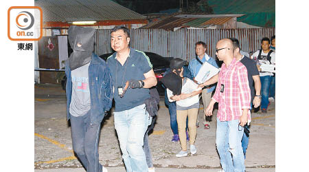 警方在屯門亦園村拘捕涉案男女。（王偉安攝）