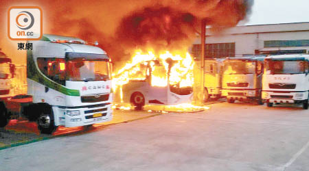 電動巴士去年底起火焚毀。（資料圖片）