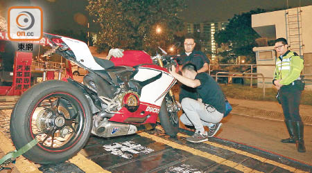 警方拖走在荃灣被截獲的電單車。（梁國雄攝）