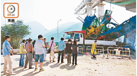 前年一名測量員從工作台跌地喪命後，其親友到現場拜祭。（資料圖片）