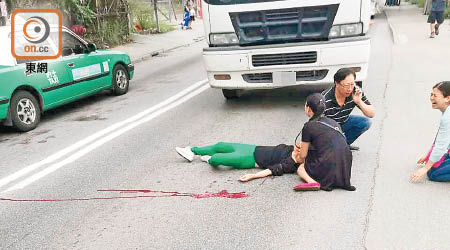 內地女遭泥頭車猛撞，淌血倒地。（讀者提供圖片）