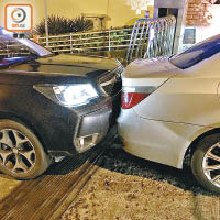 攔截期間警車車頭被人蛇車撞毀。