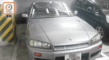 私家車被啞鈴砸穿擋風玻璃飛入座位。（郭垂垂攝）