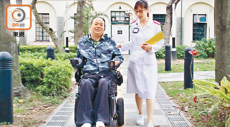 照顧盧家建（左）的資深護師劉珮珮（右）表示，醫療團隊會帶領病友實習起居生活。（張汶樂攝）