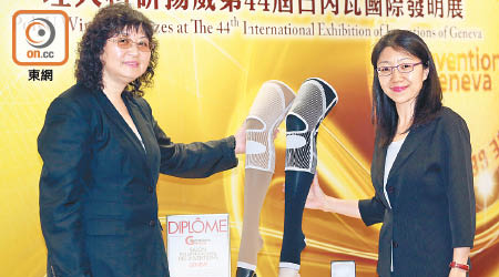 理大科研人員設計的壓力襪及護膝於國際發明展奪銅獎，左為郭霞，右為劉蓉。（黃仲民攝）