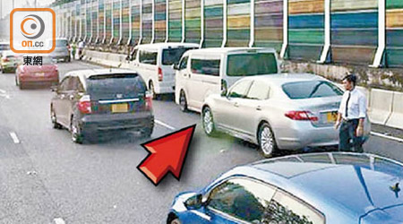 黎棟國的政府座駕與兩客貨車相撞。（互聯網圖片）