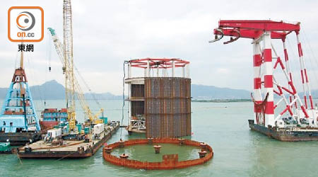 大橋香港口岸以鋼圓筒方式填海。