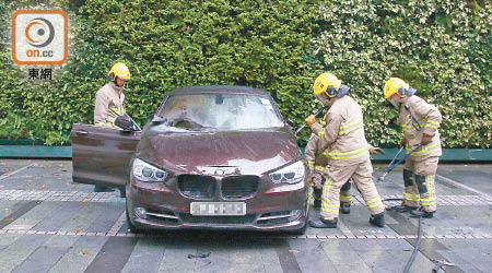 消防員打開車頭蓋調查起火原因。（王偉安攝）