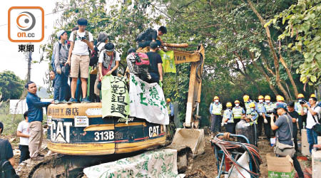 村民及聲援人士佔領挖泥車。（朱先儒攝）