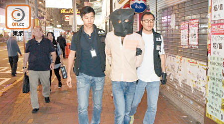 尖沙咀<br>涉劫案在尖沙咀被捕的南亞裔男子，被押返北角住所搜查。（劉子文攝）