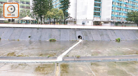 環保署三月下旬接獲報告，指美林邨有污水排放到城門河。