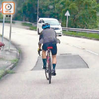 澳景路有不少單車友踩單車。