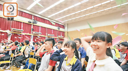 屯門官立中學昨日試行學校休整日，學生表現投入。
