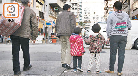 研究指香港支援雙職家長措施落後其他發達國家。（資料圖片）