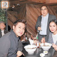 「豚王」老闆鄧振豪與太太Giselle（左及右）及父親鄧慶治（中）均對美食甚有研究。