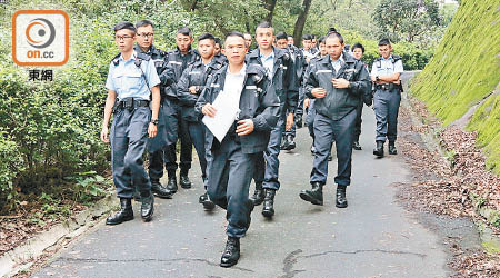 大批警員登山搜索失蹤女子。（黃永健攝）