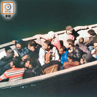 中港警方近月採取行動，多次截獲循水路偷渡攻港的非華裔人蛇。