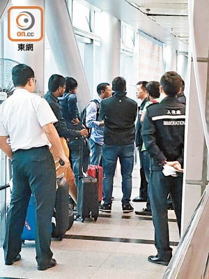 五名印度籍人士上周三在羅湖試圖闖關失敗，被入境處人員查問後拒絕各人入境。（陳雲生提供圖片）