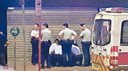 襲擊小巴司機的南亞漢被警員按地制服。（FB香港突發事故報料區圖片）