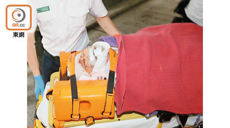 99歲傷者<BR>傷勢較重的老婦送院時需躺擔架床。（戴展邦攝）