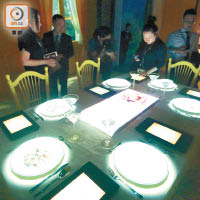 參觀者可在仿莫奈故居的飯廳內利用平板電腦「點餐」。