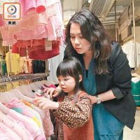除捐贈外，家長亦可與子女在店內以低廉價錢選購回收童裝。