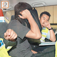 男戶主在警車上向警員提供資料。