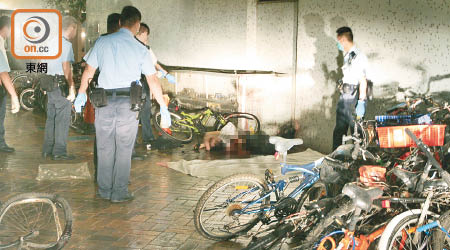 墮樓男壓毀單車伏屍地上。（胡德威攝）