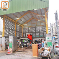 大埔廣福坊垃圾站中門大開，有人棄置大型垃圾及家具（箭嘴示）。