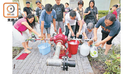 鉛水引起恐慌，部分邨民至今寧願到街喉取水。（資料圖片）