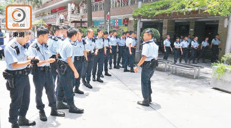 大批機動部隊警員在場搜查。（吳欽旺攝）