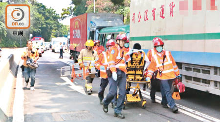 傷者需由救援人員用擔架床送院。（馬竟峯攝）