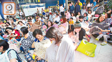 有團體昨在港鐵車站及車廂發起爭取媽媽在公共場所餵哺母乳快閃行動。（黃仲民攝）