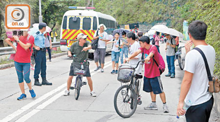 大批市民及單車擠滿羌山道，令交通癱瘓逾三小時。（徐家浩攝）