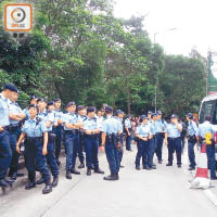 大批警員到場戒備及疏導交通。（途人提供）