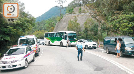 大批車輛昨遇到大嶼山村民堵路示威，在車龍中動彈不得。（途人提供）
