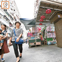 有油尖旺販商表示，首季營業額大跌五成，導致「吉檔」湧現。（蕭毅攝）