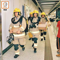 大批消防員進入車站。（楊偉嶽攝）