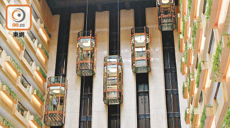 帝苑酒店五部子彈式的室內觀光電梯仍然運作。