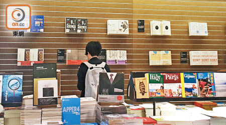未成年讀者能輕易在多間書店中購得涉事書籍。