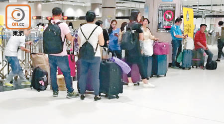 本月九日傍晚，落馬洲支線管制站有不少持大型行李的旅客等候檢查。