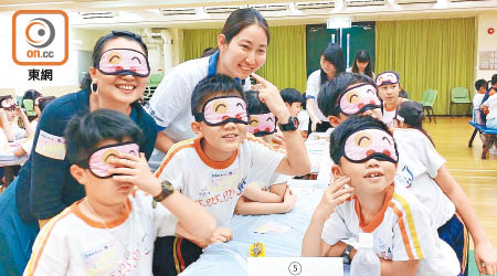寶血會思源學校舉辦「蒙眼午餐」，讓同學感受失明人士的生活困難。（張汶樂攝）
