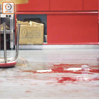 食店內的兇案現場，留下大攤血漬。（資料圖片）