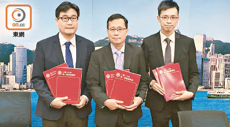 政府首席經濟主任歐錫熊（中）及統計處助理處長王惠宜（左）等昨公布首季經濟數據。（林嘉成攝）
