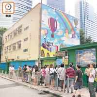 香港路德會觀塘幼稚園昨召開幼兒班家長會，交代事件。（朱先儒攝）